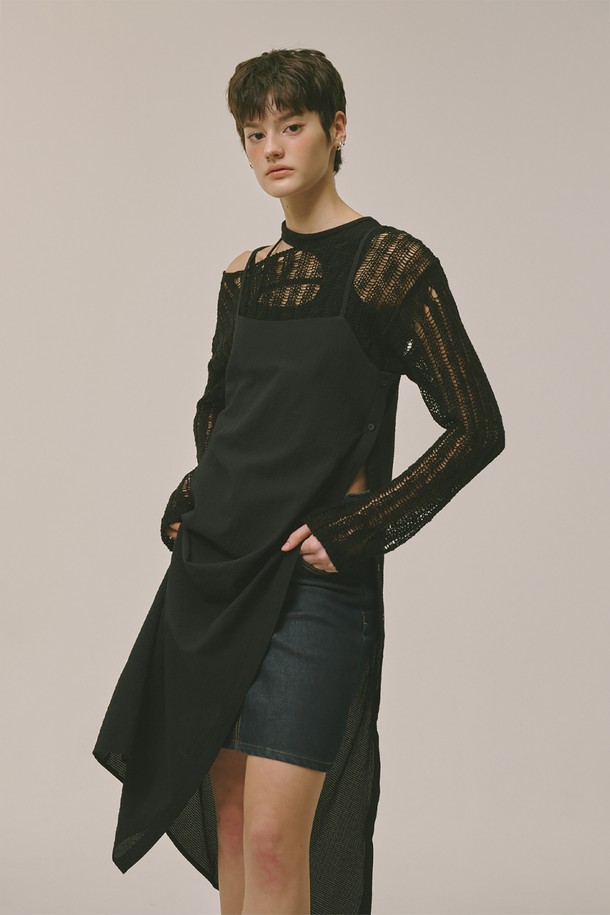 세련된 블랙 컬러의 시어서커 버튼 드레스입니다. 가볍고 시원한 폴리에스테르 소재로 제작되어 봄, 여름, 가을, 겨울 사계절 내내 활용 가능합니다. 플레어 A라인 핏으로 여성스러운 실루엣을 연출하며, 스퀘어넥과 민소매 디자인이 시원함을 더합니다. 데이트룩, 카페룩 등 다양한 TPO에 맞춰 캐주얼, 미니멀, 클래식 스타일을 연출할 수 있습니다. 스트랩 디자인과 버튼 디테일이 포인트로, 부드러운 촉감과 얇은 두께감으로 편안하게 착용할 수 있습니다.
