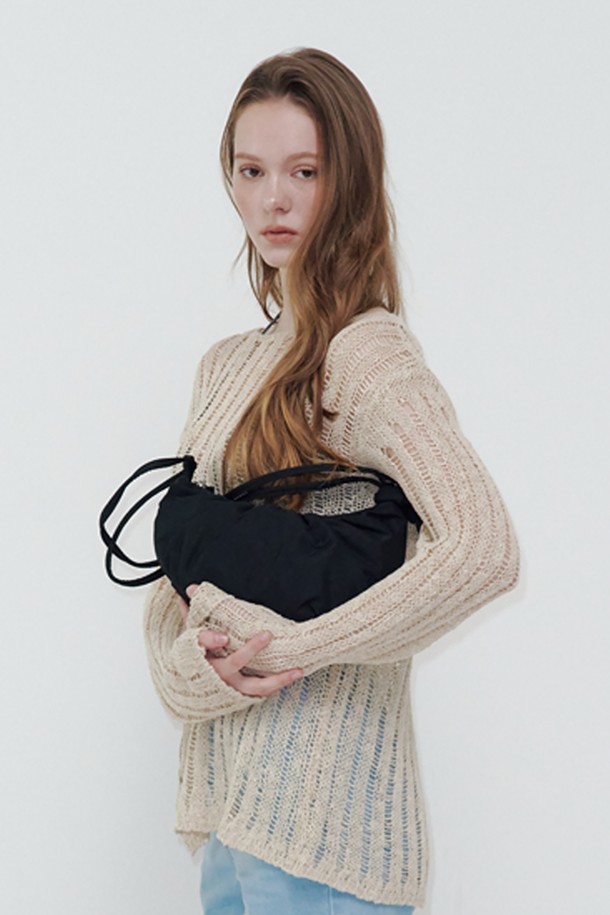 미니 하프문 백 블랙은 여성스러운 매력을 더해주는 크로스백입니다. 나일론과 폴리에스테르 소재로 제작되어 가볍고 내구성이 뛰어나며, 미니멀하고 시크한 디자인으로 데이트룩, 쇼핑룩, 카페룩 등 다양한 TPO에 매치하기 좋습니다. 블랙, 블루, 실버 세 가지 컬러로 출시되어 취향에 따라 선택 가능하며, 반원 형태의 독특한 디자인이 특징입니다. 더스트백이 포함되어 있어 보관이 용이하며, 방수 기능이 있어 생활 방수에도 강합니다. 단, 금속 부품 변색에 유의하고, 습기와 직사광선을 피해 관리해야 합니다.
