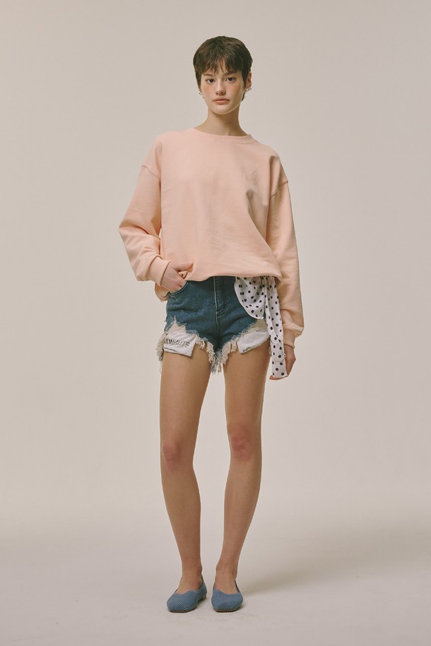 만토맨 셔츠 피치 맨투맨은 베이직하고 캐주얼한 스타일의 공용 상의입니다. 부드러운 촉감의 면 70%, 재생 폴리에스터 30% 혼방 소재로 제작되었으며, 봄, 가을, 겨울 시즌에 착용하기 좋습니다. 라운드넥에 오버핏으로 편안한 착용감을 제공하며, 무지 디자인에 긴 소매 기장으로 제작되었습니다. 신축성은 보통이며, 레귤러 기장의 중간 두께 맨투맨입니다.
