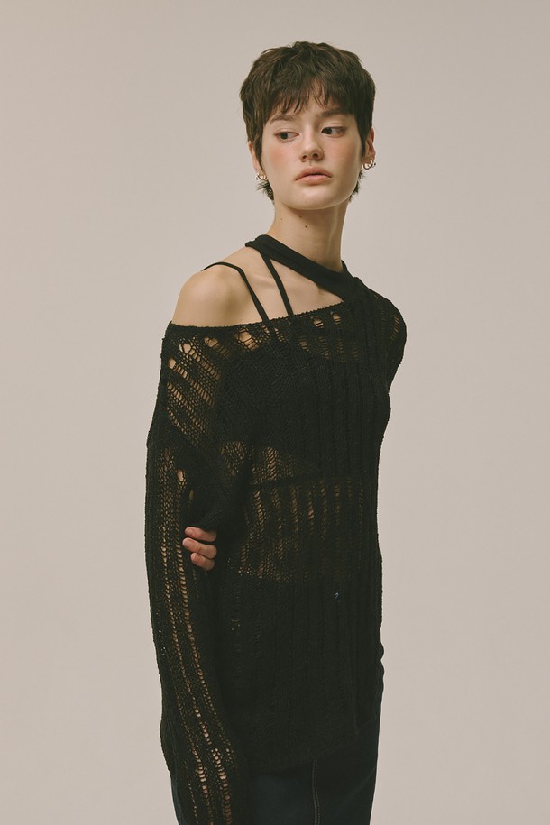 롱 슬림 니트 블랙은 여성스러운 라인을 살려주는 슬림핏 니트입니다. 아이보리와 블루블랙 두 가지 색상으로, 여름, 가을, 겨울 계절에 다양하게 활용 가능합니다. 부드러운 아크릴 소재로 제작되어 편안한 착용감을 선사하며, 얇은 두께감으로 간절기에도 부담 없이 즐길 수 있습니다. 베이직한 디자인에 긴 소매와 라운드넥으로 어떤 스타일에도 잘 어울리며, 데이트룩이나 카페룩에 미니멀, 클래식, 캐주얼 무드를 더해줍니다. 자연스러운 주름이 멋스러운 연출을 도와주며, 신축성이 있어 활동성 또한 보장합니다.
