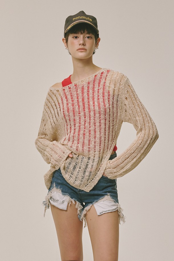 아이보리 컬러의 롱 슬림 니트입니다. 부드러운 촉감의 니트 소재로 제작되어 봄, 가을에 착용하기 좋습니다. 슬림핏 디자인에 라운드넥과 긴 소매 기장으로, 미니멀, 클래식, 걸리시한 스타일을 연출하기 좋습니다. 크롭 기장으로 다리가 길어 보이는 효과를 주며, 레이스 디테일로 여성스러움을 더했습니다. 데이트룩에 완벽하게 어울리는 아이템입니다.
