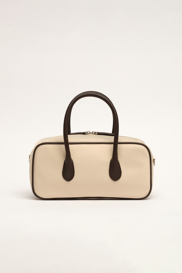 아이보리 & 브라운 컬러의 바게트 벤토 백입니다. 폴리우레탄과 폴리에스테르 소재로 제작되었으며, 미디엄 사이즈의 무지 디자인으로 제작되었습니다. 숄더 스트랩 조절이 가능하여, 쇼핑룩이나 카페룩 등 다양한 TPO에 활용하기 좋습니다. 더스트백이 포함되어 있어 보관이 용이하며, 미니멀, 클래식, 캐주얼 스타일을 즐기는 여성분들에게 추천합니다. 수분 및 직사광선에 노출되지 않도록 주의하여 관리하고, 품질 보증 기간은 6개월입니다.
