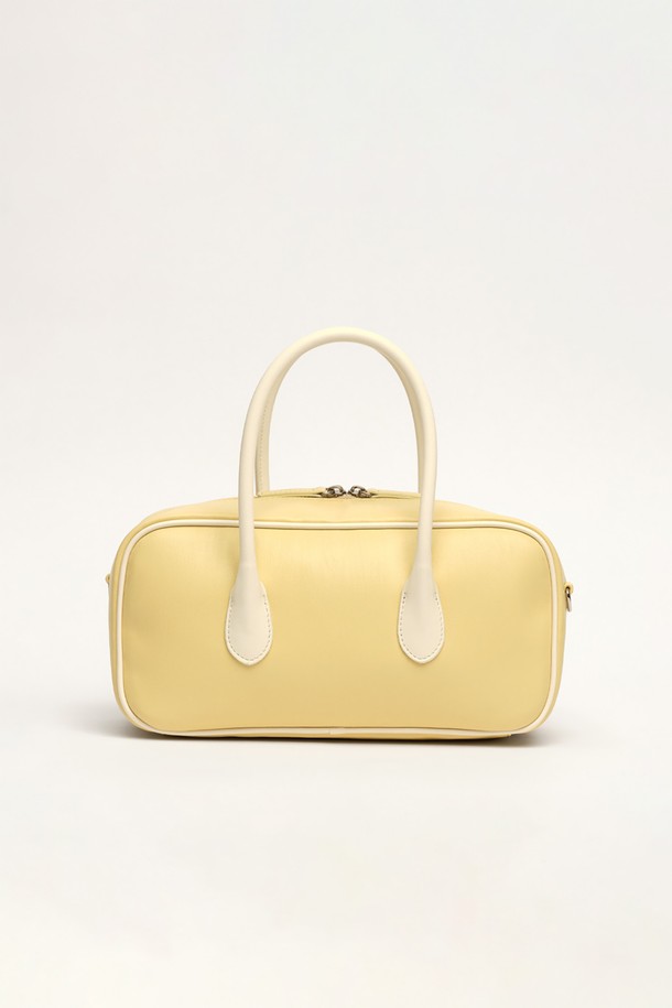 Baguette 벤토백 버터 & 화이트는 여성 고객을 위한 미디엄 사이즈 가방입니다. 폴리우레탄과 폴리에스테르 소재로 제작되었으며, 버터, 화이트, 아이보리, 브라운, 레드 등 다채로운 색상으로 만나볼 수 있습니다. 무지 디자인의 사각 쉐입으로 클래식, 미니멀, 시크 스타일을 연출하기 좋습니다. 스트랩 길이 조절이 가능하며, 더스트백과 금속 부품이 포함되어 있습니다. 데이트룩, 쇼핑룩, 카페룩 등 다양한 TPO에 활용할 수 있으며, 자연스러운 주름과 제조 과정의 흔적이 있을 수 있습니다.
