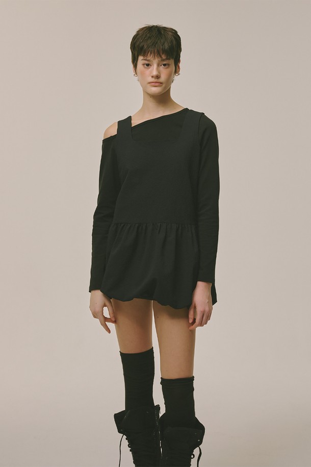 시어서커 벌룬 민소매 블랙 원피스는 캐주얼, 미니멀, 클래식 스타일을 모두 아우르는 여성 의류입니다. 가볍고 시원한 폴리에스테르 소재의 시어서커 원단으로 제작되어 부드러운 촉감을 선사합니다. 스퀘어넥 디자인과 A라인 치마핏, 루즈핏으로 편안하면서도 세련된 실루엣을 연출합니다. 봄, 여름, 가을, 겨울, 계절에 구애받지 않고 데이트룩, 카페룩 등 다양한 TPO에 활용 가능합니다. 민소매 디자인과 벌룬 소매가 특징이며, 안감과 신축성은 없습니다.
