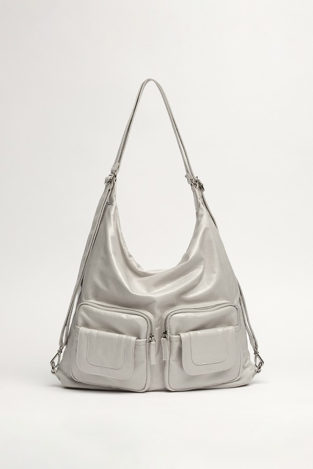 3 Way 포켓 백 그레이는 여성용 크로스백으로, 미디엄 사이즈의 사각 형태 가방입니다. 폴리에스테르와 폴리우레탄 소재로 제작되었으며, 방수 기능과 3단 포켓 구성으로 실용적인 수납이 가능합니다. 그레이, 핑크, 블랙 세 가지 색상으로 출시되었으며, 조절 가능한 스트랩과 지퍼형 잠금 방식으로 편의성을 높였습니다. 더스트백이 포함되어 있으며, 미니멀하고 캐주얼한 스타일을 연출하기에 적합하여 일상생활에서 활용하기 좋습니다.
