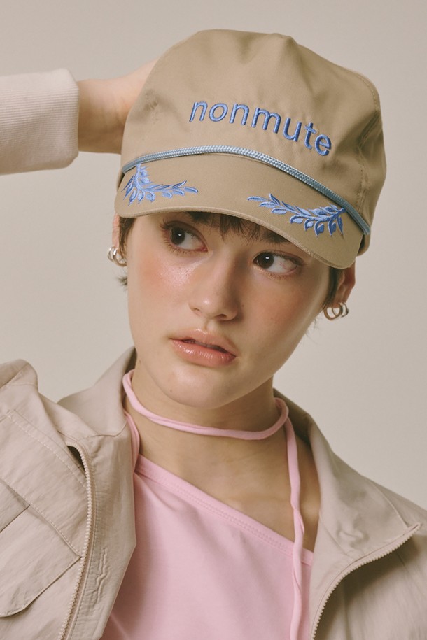 베이직 로고 심볼 볼캡 베이지는 유기농 면 100% 소재로 제작되어 부드러운 촉감을 자랑합니다. 챙 넓이 7.5cm, 모자 깊이 19cm이며, 사이즈 조절이 가능한 FREE 사이즈(58-68cm)로 편안한 착용감을 제공합니다. 베이지, 차콜, 네이비 세 가지 색상으로 출시되어 다양한 스타일에 매치하기 좋으며, 로고 심볼 디자인이 돋보입니다. 캐주얼, 미니멀, 클래식 스타일을 즐겨 입는 분들께 추천하며, 동네 마실룩, 산책룩, 여행룩에 잘 어울립니다. 봄, 여름, 가을 계절에 착용하기 좋습니다.
