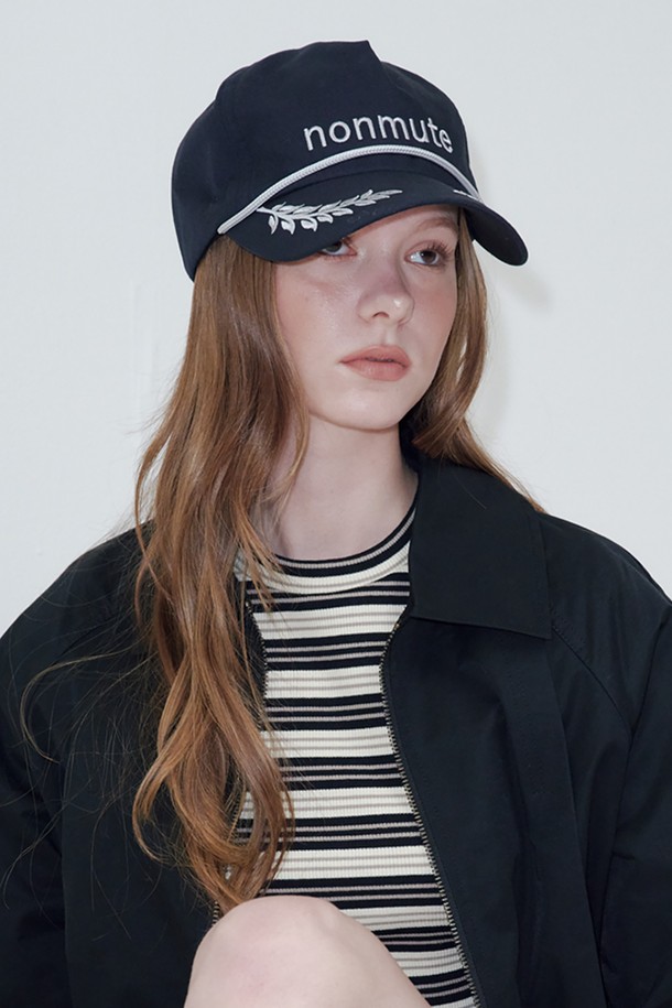 베이직 로고 심볼 볼캡 네이비는 캐주얼, 미니멀, 클래식 스타일을 즐겨 입는 분들을 위한 모자입니다. 면 소재로 제작되어 봄, 여름, 가을에 착용하기 좋으며, 부드러운 촉감이 특징입니다. 챙 넓이 7.5cm, 모자 깊이 19cm로 편안한 착용감을 제공하며, FREE 사이즈로 둘레 58-68cm까지 사이즈 조절이 가능합니다. 로고 심볼 디자인이 포인트로, 동네 마실룩, 산책룩, 여행룩 등 다양한 TPO에 활용하기 좋습니다.
