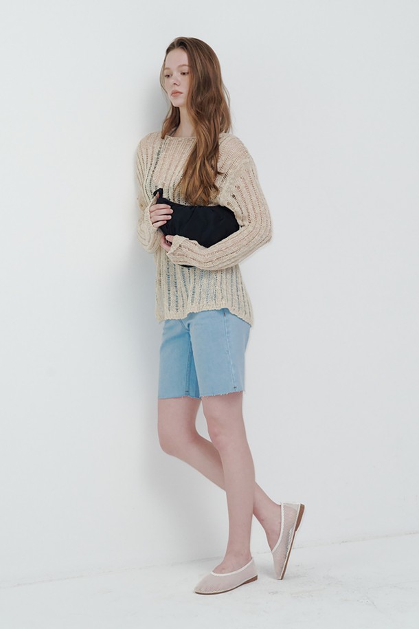 미니 하프문 백 블랙은 여성스러운 매력을 더해주는 크로스백입니다. 나일론과 폴리에스테르 소재로 제작되어 가볍고 내구성이 뛰어나며, 미니멀하고 시크한 디자인으로 데이트룩, 쇼핑룩, 카페룩 등 다양한 TPO에 매치하기 좋습니다. 블랙, 블루, 실버 세 가지 컬러로 출시되어 취향에 따라 선택 가능하며, 반원 형태의 독특한 디자인이 특징입니다. 더스트백이 포함되어 있어 보관이 용이하며, 방수 기능이 있어 생활 방수에도 강합니다. 단, 금속 부품 변색에 유의하고, 습기와 직사광선을 피해 관리해야 합니다.
