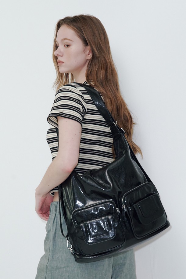 3 Way 포켓 백 블랙은 여성용 가방으로, 미디엄 사이즈의 사각 쉐입 디자인이 특징입니다. 폴리에스테르와 폴리우레탄 소재를 사용하여 내구성을 높였으며, 그레이, 핑크, 블랙 세 가지 컬러 옵션을 제공합니다. 3-way 스타일링이 가능하며, 스트랩 길이 조절이 가능하여 다양한 연출이 용이합니다. 넉넉한 수납을 위한 포켓 디자인과 더스트백 포함으로 실용성을 더했습니다. 데이트룩, 쇼핑룩, 여행룩 등 미니멀, 클래식, 캐주얼 스타일 모두에 잘 어울립니다.
