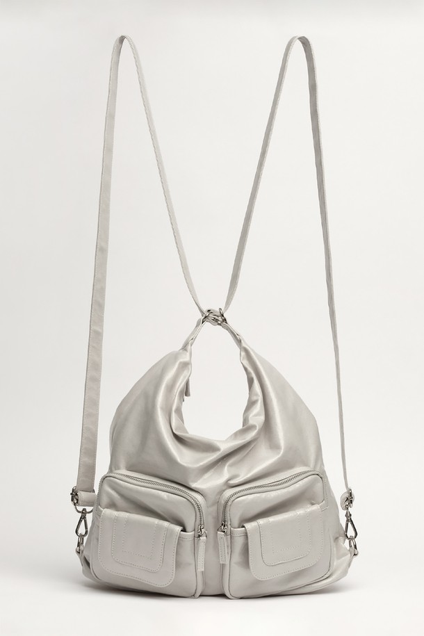 3 Way 포켓 백 그레이는 여성용 크로스백으로, 미디엄 사이즈의 사각 형태 가방입니다. 폴리에스테르와 폴리우레탄 소재로 제작되었으며, 방수 기능과 3단 포켓 구성으로 실용적인 수납이 가능합니다. 그레이, 핑크, 블랙 세 가지 색상으로 출시되었으며, 조절 가능한 스트랩과 지퍼형 잠금 방식으로 편의성을 높였습니다. 더스트백이 포함되어 있으며, 미니멀하고 캐주얼한 스타일을 연출하기에 적합하여 일상생활에서 활용하기 좋습니다.
