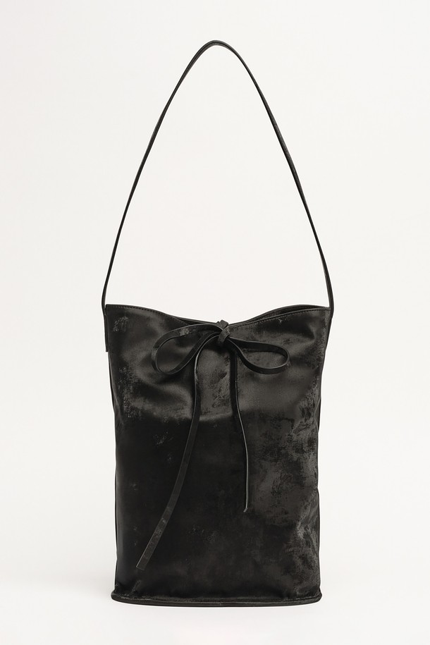 블랙 색상의 버킷 백입니다. 폴리우레탄과 폴리에스테르 소재로 제작되었으며, 미디엄 사이즈로 데이트룩, 쇼핑룩, 카페룩 등 다양한 TPO에 잘 어울립니다. 미니멀, 클래식, 캐주얼 스타일을 즐겨 입는 여성분들께 추천하며, 무지 디자인에 스트랩 탈부착이 가능하여 실용성을 더했습니다. 가방 안에는 조임용 끈이 있어 소지품을 안전하게 보관할 수 있으며, 더스트백과 금속 부자재가 포함되어 있습니다.
