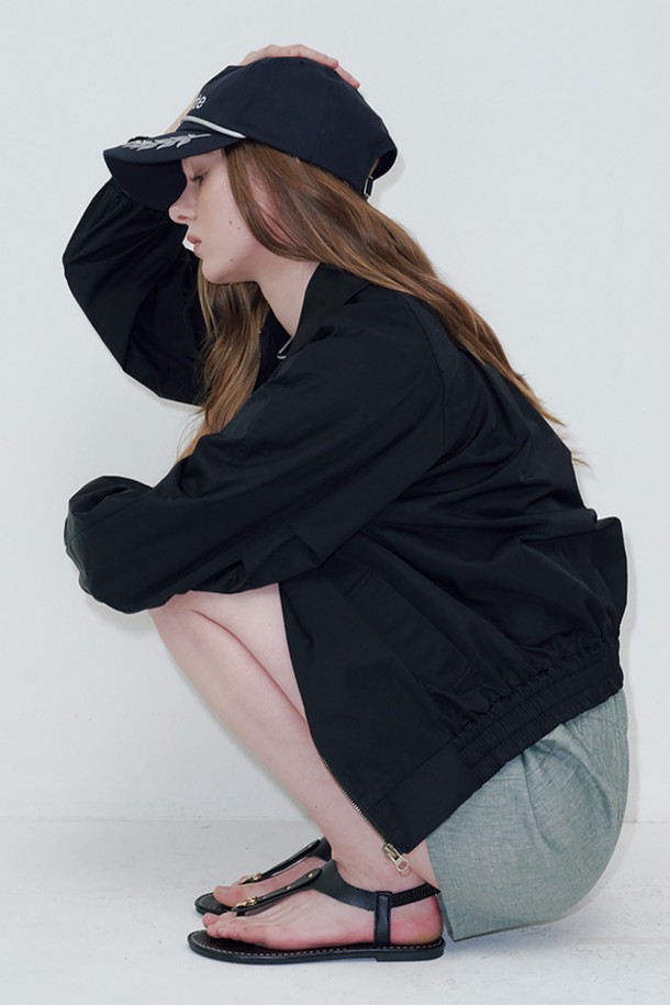 베이직 로고 심볼 볼캡 네이비는 캐주얼, 미니멀, 클래식 스타일을 즐겨 입는 분들을 위한 모자입니다. 면 소재로 제작되어 봄, 여름, 가을에 착용하기 좋으며, 부드러운 촉감이 특징입니다. 챙 넓이 7.5cm, 모자 깊이 19cm로 편안한 착용감을 제공하며, FREE 사이즈로 둘레 58-68cm까지 사이즈 조절이 가능합니다. 로고 심볼 디자인이 포인트로, 동네 마실룩, 산책룩, 여행룩 등 다양한 TPO에 활용하기 좋습니다.
