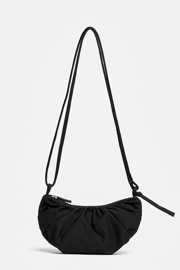 미니 하프문 백 블랙은 여성스러운 매력을 더해주는 크로스백입니다. 나일론과 폴리에스테르 소재로 제작되어 가볍고 내구성이 뛰어나며, 미니멀하고 시크한 디자인으로 데이트룩, 쇼핑룩, 카페룩 등 다양한 TPO에 매치하기 좋습니다. 블랙, 블루, 실버 세 가지 컬러로 출시되어 취향에 따라 선택 가능하며, 반원 형태의 독특한 디자인이 특징입니다. 더스트백이 포함되어 있어 보관이 용이하며, 방수 기능이 있어 생활 방수에도 강합니다. 단, 금속 부품 변색에 유의하고, 습기와 직사광선을 피해 관리해야 합니다.
