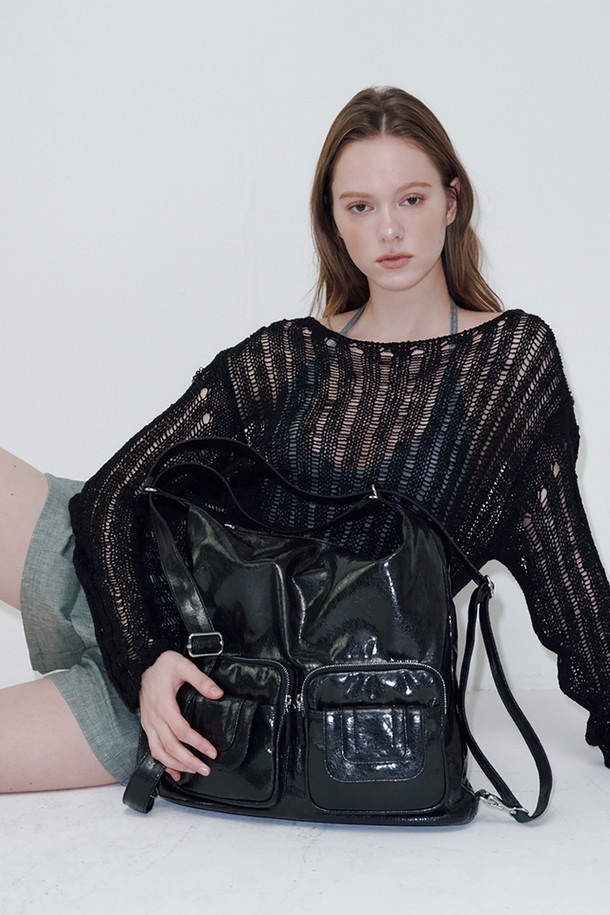 3 Way 포켓 백 블랙은 여성용 가방으로, 미디엄 사이즈의 사각 쉐입 디자인이 특징입니다. 폴리에스테르와 폴리우레탄 소재를 사용하여 내구성을 높였으며, 그레이, 핑크, 블랙 세 가지 컬러 옵션을 제공합니다. 3-way 스타일링이 가능하며, 스트랩 길이 조절이 가능하여 다양한 연출이 용이합니다. 넉넉한 수납을 위한 포켓 디자인과 더스트백 포함으로 실용성을 더했습니다. 데이트룩, 쇼핑룩, 여행룩 등 미니멀, 클래식, 캐주얼 스타일 모두에 잘 어울립니다.
