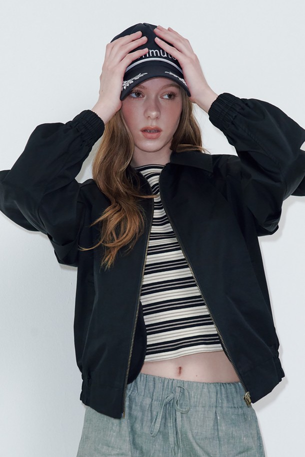 베이직 로고 심볼 볼캡 네이비는 캐주얼, 미니멀, 클래식 스타일을 즐겨 입는 분들을 위한 모자입니다. 면 소재로 제작되어 봄, 여름, 가을에 착용하기 좋으며, 부드러운 촉감이 특징입니다. 챙 넓이 7.5cm, 모자 깊이 19cm로 편안한 착용감을 제공하며, FREE 사이즈로 둘레 58-68cm까지 사이즈 조절이 가능합니다. 로고 심볼 디자인이 포인트로, 동네 마실룩, 산책룩, 여행룩 등 다양한 TPO에 활용하기 좋습니다.
