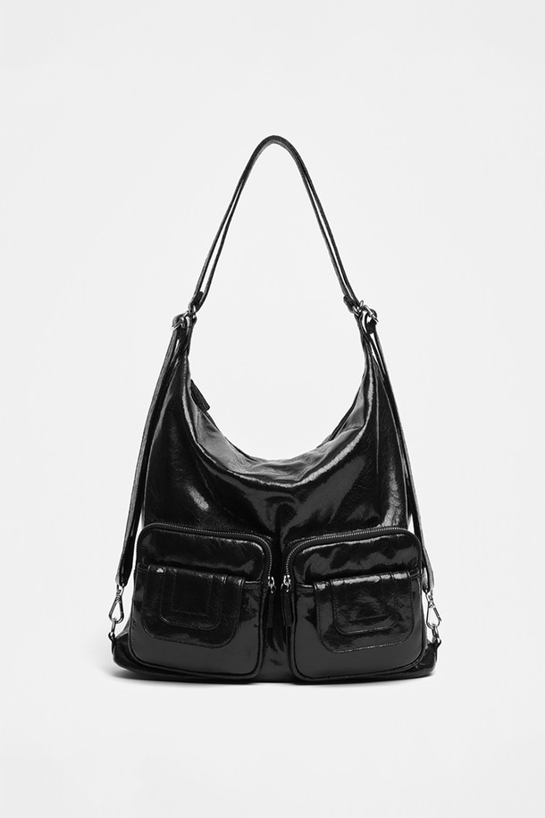 3 Way 포켓 백 블랙은 여성용 가방으로, 미디엄 사이즈의 사각 쉐입 디자인이 특징입니다. 폴리에스테르와 폴리우레탄 소재를 사용하여 내구성을 높였으며, 그레이, 핑크, 블랙 세 가지 컬러 옵션을 제공합니다. 3-way 스타일링이 가능하며, 스트랩 길이 조절이 가능하여 다양한 연출이 용이합니다. 넉넉한 수납을 위한 포켓 디자인과 더스트백 포함으로 실용성을 더했습니다. 데이트룩, 쇼핑룩, 여행룩 등 미니멀, 클래식, 캐주얼 스타일 모두에 잘 어울립니다.
