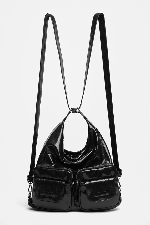 3 Way 포켓 백 블랙은 여성용 가방으로, 미디엄 사이즈의 사각 쉐입 디자인이 특징입니다. 폴리에스테르와 폴리우레탄 소재를 사용하여 내구성을 높였으며, 그레이, 핑크, 블랙 세 가지 컬러 옵션을 제공합니다. 3-way 스타일링이 가능하며, 스트랩 길이 조절이 가능하여 다양한 연출이 용이합니다. 넉넉한 수납을 위한 포켓 디자인과 더스트백 포함으로 실용성을 더했습니다. 데이트룩, 쇼핑룩, 여행룩 등 미니멀, 클래식, 캐주얼 스타일 모두에 잘 어울립니다.
