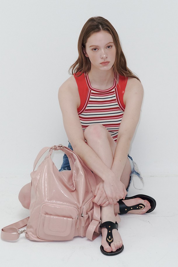 3-Way Pocket Bag Pink (3-웨이 포켓 백 핑크)는 여성용 숄더백으로, 미디엄 사이즈의 사각형 디자인입니다. 핑크, 그레이, 블랙 세 가지 색상으로 출시되었으며, 폴리에스테르와 폴리우레탄 소재를 사용하여 제작되었습니다. 탈부착 가능한 스트랩과 외부 포켓이 특징이며, 지퍼형 잠금 방식으로 내용물을 안전하게 보관할 수 있습니다. 3-way 스타일로 다양한 연출이 가능하며, 데이트룩, 쇼핑룩, 카페룩 등 TPO에 맞춰 미니멀, 클래식, 캐주얼 스타일을 완성할 수 있습니다. 더스트백이 포함되어 있어 보관이 용이합니다.
