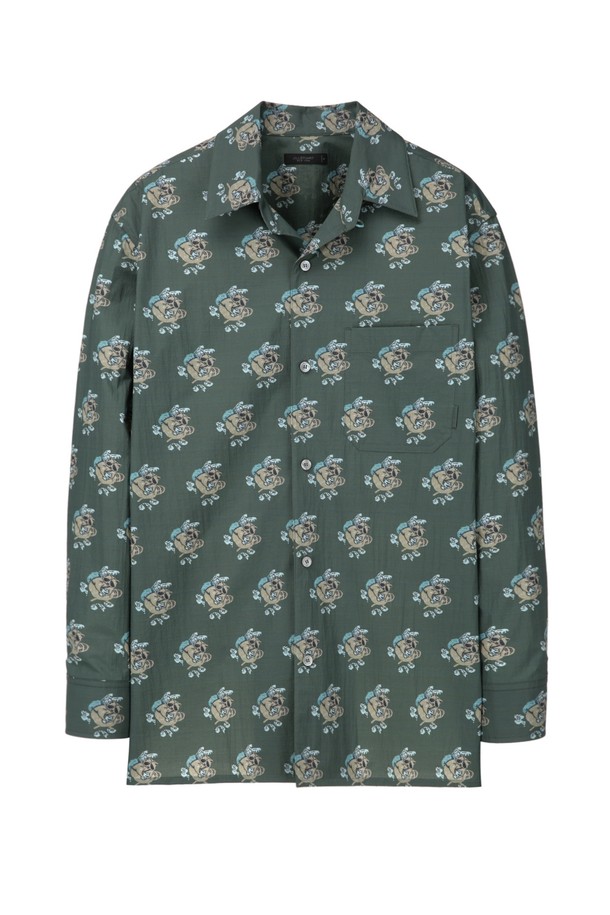 세련된 그린 컬러와 아메리칸 라쿤 프린트가 돋보이는 남성용 오픈 카라 셔츠입니다. 나일론, 면, 폴리우레탄 혼방 소재로 제작되어 얇고 시원한 촉감을 제공하여 봄, 여름철 쾌적하게 착용 가능하며, 레귤러핏으로 다양한 하의와 매치하기 좋습니다. 드라이클리닝 전용으로 관리의 편의성을 높였습니다.
