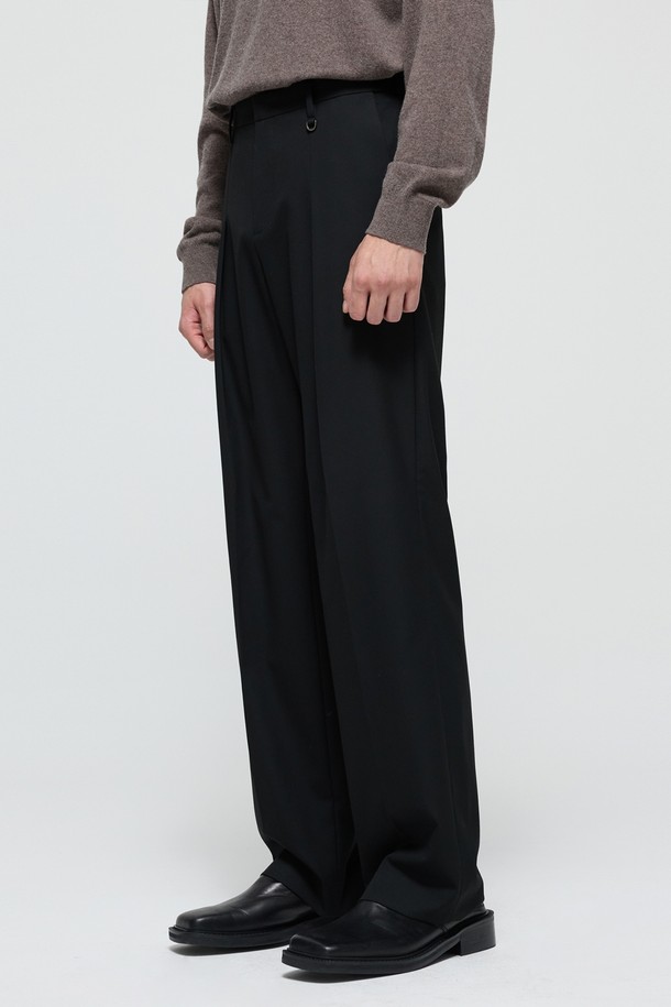 **블랙 와이드핏 리버스 플리츠 팬츠 (TNPA4F109BK)**

모던하고 클래식한 스타일의 남성용 블랙 와이드 핏 팬츠입니다. 가을, 겨울 시즌에 적합하며, 일상, 오피스룩, 모임룩 등 다양한 TPO에 활용할 수 있습니다. 리버스 플리츠 디테일로 포인트를 주어 시크하고 미니멀한 스타일을 연출합니다. 넉넉한 와이드 핏으로 편안한 착용감을 제공하며, 세련된 디자인으로 스타일리시함을 더합니다.
