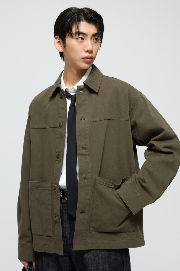 워시드카키 오버핏 스톤 워싱 워크자켓은 남성용 아우터로, 가을과 겨울에 착용하기 좋은 두꺼운 두께감의 워크자켓입니다. 캐주얼하고 베이직한 스타일을 연출하며, 오버핏 디자인과 스톤 워싱 기법으로 빈티지한 멋을 더했습니다. 버튼으로 여밈 방식이며, 무지 패턴의 카키 컬러로 다양한 룩에 매치하기 용이합니다. 일상생활은 물론 가을 나들이룩, 겨울 데일리룩에 활용하여 워크웨어 스타일을 완성해보세요. 긴 소매 기장으로 따뜻함과 스타일을 동시에 잡았습니다.
