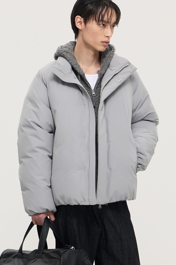 [EUROPEAN GOOSE] 그레이 벌룬핏 구스다운 점퍼는 겨울철 데일리룩, 산책룩, 여행룩에 활용하기 좋은 남성용 구스다운 점퍼입니다. 미니멀, 클래식, 캐주얼 스타일을 아우르는 디자인으로, 그레이, 블랙, 브라운 세 가지 색상으로 출시되었습니다. 부드러운 촉감의 폴리에스터와 구스다운 소재를 사용하여 두꺼운 두께감과 뛰어난 보온성을 자랑합니다. YKK 2-way 지퍼, 히든 플래킷, 소매 커프스 히든 밴딩, 밑단 스트링 조절 기능, 내부 지퍼 포켓 등 다양한 디테일이 돋보이며, 래글런 슬리브와 벌룬핏으로 편안한 착용감을 제공합니다. 나노 기술 항균 가공, 반영구적 탈취 효과, 항알러지, 발수 기능으로 기능성까지 갖춘 제품입니다.
