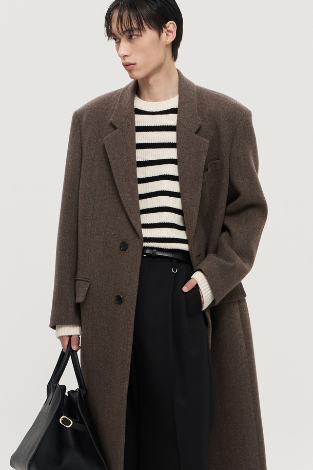 브라운 『레드포드』 대디핏 헤링본 싱글브레스트 코트는 남성 고객을 위한 클래식 스타일의 아우터입니다. 가을, 겨울 시즌에 적합하며, 딥 V존과 남성적인 숄더 라인, 웰트 포켓과 플랩 포켓 디테일이 특징입니다. 부드러운 촉감의 울, 나일론 혼방 소재로 제작되었으며, 두께감 있는 롱 기장의 싱글브레스트 코트입니다. 출근룩, 비즈니스 캐주얼, 겨울 데일리룩 등 다양한 상황에 활용 가능하며, 미니멀하고 시크한 스타일을 연출할 수 있습니다. 천연 소뿔 단추와 센터벤트 디테일이 고급스러움을 더합니다.