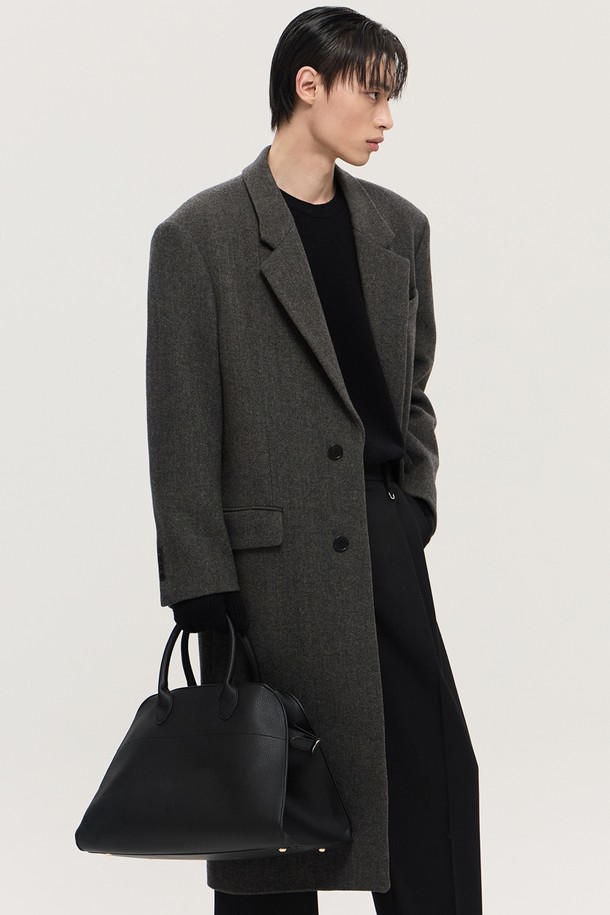 그레이 『레드포드』 대디핏 헤링본 싱글브레스트 코트 (TNCO4F105G2)는 가을과 겨울, 출근룩, 겨울 데일리룩, 오피스룩에 어울리는 남성용 코트입니다. 클래식, 미니멀, 시크 스타일을 추구하며, 모던한 디자인과 헤링본 패턴이 특징입니다. 울 소재로 제작되어 두꺼운 두께감을 자랑하며, 긴 소매 기장과 싱글버튼 여밈 방식, 대디핏으로 편안하면서도 세련된 핏을 연출합니다. 레드포드 시리즈로 출시되어 소장 가치를 더하며, 일상에서 폭넓게 활용할 수 있습니다.