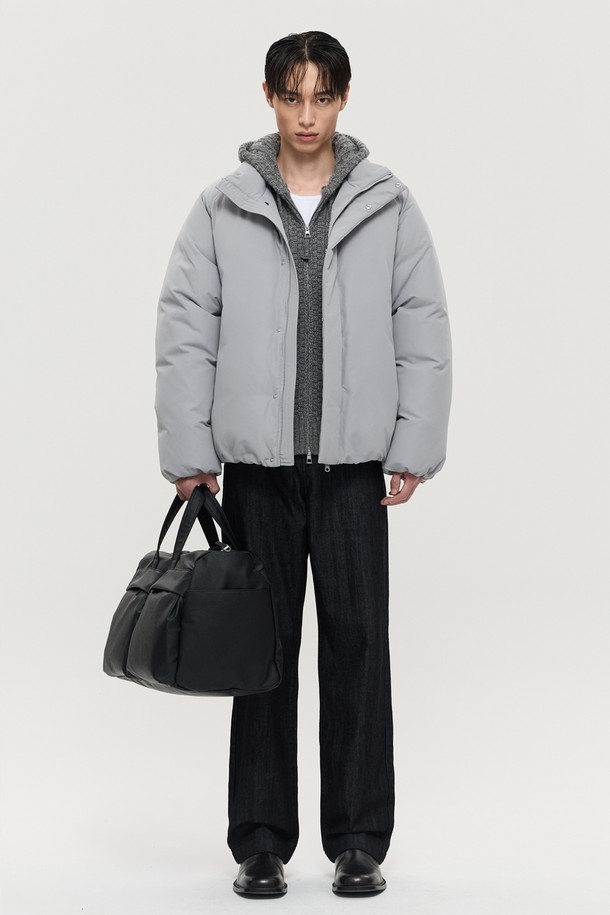 [EUROPEAN GOOSE] 그레이 벌룬핏 구스다운 점퍼는 겨울철 데일리룩, 산책룩, 여행룩에 활용하기 좋은 남성용 구스다운 점퍼입니다. 미니멀, 클래식, 캐주얼 스타일을 아우르는 디자인으로, 그레이, 블랙, 브라운 세 가지 색상으로 출시되었습니다. 부드러운 촉감의 폴리에스터와 구스다운 소재를 사용하여 두꺼운 두께감과 뛰어난 보온성을 자랑합니다. YKK 2-way 지퍼, 히든 플래킷, 소매 커프스 히든 밴딩, 밑단 스트링 조절 기능, 내부 지퍼 포켓 등 다양한 디테일이 돋보이며, 래글런 슬리브와 벌룬핏으로 편안한 착용감을 제공합니다. 나노 기술 항균 가공, 반영구적 탈취 효과, 항알러지, 발수 기능으로 기능성까지 갖춘 제품입니다.
