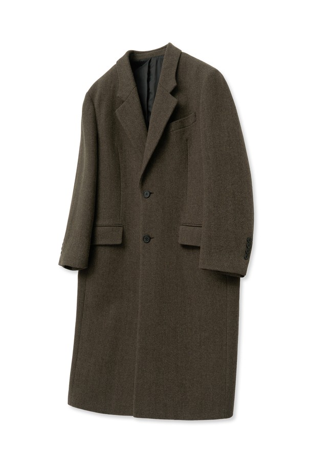 브라운 『레드포드』 대디핏 헤링본 싱글브레스트 코트는 남성 고객을 위한 클래식 스타일의 아우터입니다. 가을, 겨울 시즌에 적합하며, 딥 V존과 남성적인 숄더 라인, 웰트 포켓과 플랩 포켓 디테일이 특징입니다. 부드러운 촉감의 울, 나일론 혼방 소재로 제작되었으며, 두께감 있는 롱 기장의 싱글브레스트 코트입니다. 출근룩, 비즈니스 캐주얼, 겨울 데일리룩 등 다양한 상황에 활용 가능하며, 미니멀하고 시크한 스타일을 연출할 수 있습니다. 천연 소뿔 단추와 센터벤트 디테일이 고급스러움을 더합니다.