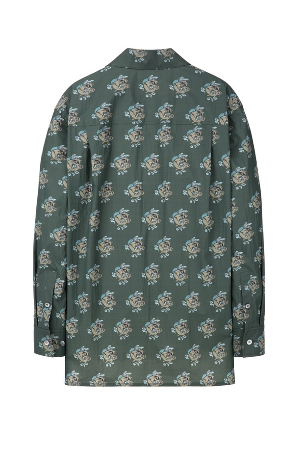 세련된 그린 컬러와 아메리칸 라쿤 프린트가 돋보이는 남성용 오픈 카라 셔츠입니다. 나일론, 면, 폴리우레탄 혼방 소재로 제작되어 얇고 시원한 촉감을 제공하여 봄, 여름철 쾌적하게 착용 가능하며, 레귤러핏으로 다양한 하의와 매치하기 좋습니다. 드라이클리닝 전용으로 관리의 편의성을 높였습니다.
