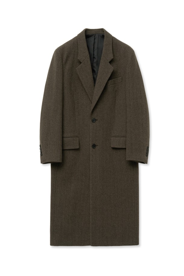 브라운 『레드포드』 대디핏 헤링본 싱글브레스트 코트는 남성 고객을 위한 클래식 스타일의 아우터입니다. 가을, 겨울 시즌에 적합하며, 딥 V존과 남성적인 숄더 라인, 웰트 포켓과 플랩 포켓 디테일이 특징입니다. 부드러운 촉감의 울, 나일론 혼방 소재로 제작되었으며, 두께감 있는 롱 기장의 싱글브레스트 코트입니다. 출근룩, 비즈니스 캐주얼, 겨울 데일리룩 등 다양한 상황에 활용 가능하며, 미니멀하고 시크한 스타일을 연출할 수 있습니다. 천연 소뿔 단추와 센터벤트 디테일이 고급스러움을 더합니다.