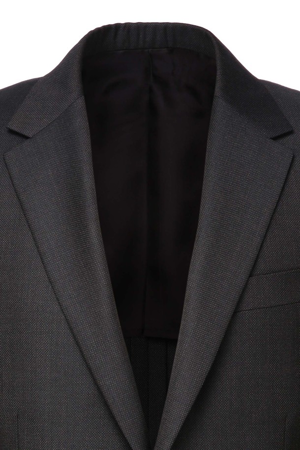 E.ZEGNA (이제냐) 원단의 투톤 다크브라운 시그니처 수트 재킷입니다. 남성용 자켓으로, 봄과 여름에 착용하기 적합하며, 클래식하고 미니멀한 스타일을 연출합니다. 얇고 부드러운 촉감의 모, 레이온, 폴리에스터, 면 혼방 소재로 제작되었으며, 레귤러 핏에 투 버튼 여밈 방식의 디자인입니다. 오피스룩, 비즈니스 캐주얼, 소개팅룩 등 다양한 TPO에 활용 가능하며, 시크한 매력을 더합니다. 드라이클리닝 전용 제품입니다.
