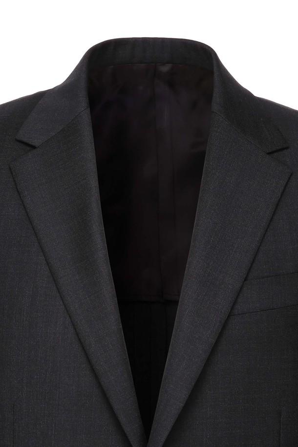 [E.ZEGNA (에르메네질도 제냐) 원단] 다크그레이 시그니처 솔리드 수트 자켓 (JNJA5B502G3)은 남성용 정장 자켓입니다. E.ZEGNA (에르메네질도 제냐) 원단을 사용하여 고급스러운 촉감을 선사하며, 안감 처리와 투버튼 디자인으로 클래식하고 미니멀한 스타일을 연출합니다. 사계절용으로 제작되었으며, 레귤러핏으로 편안하게 착용 가능합니다. 다크그레이 솔리드 무늬로 오피스룩, 비즈니스 캐주얼, 회의룩 등 다양한 TPO에 활용할 수 있으며, 드라이클리닝 전용 제품입니다.
