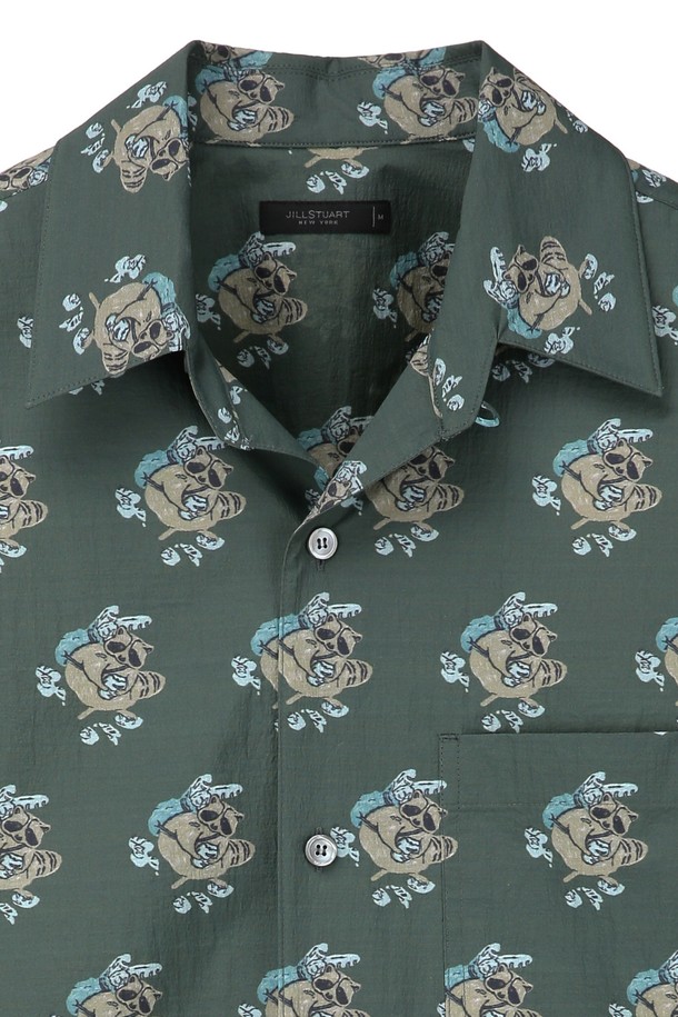 세련된 그린 컬러와 아메리칸 라쿤 프린트가 돋보이는 남성용 오픈 카라 셔츠입니다. 나일론, 면, 폴리우레탄 혼방 소재로 제작되어 얇고 시원한 촉감을 제공하여 봄, 여름철 쾌적하게 착용 가능하며, 레귤러핏으로 다양한 하의와 매치하기 좋습니다. 드라이클리닝 전용으로 관리의 편의성을 높였습니다.
