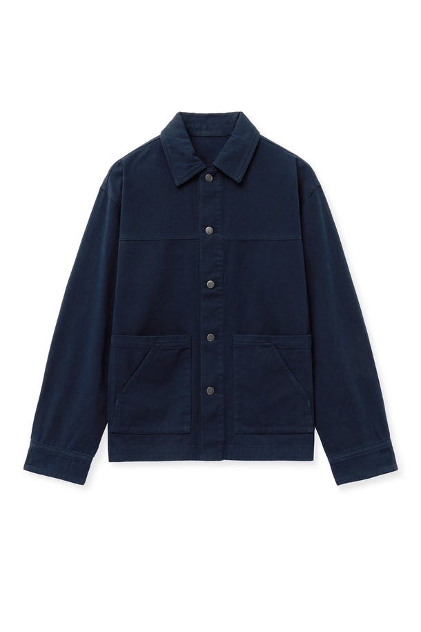 워시드 네이비 오버핏 워크 재킷은 가을, 겨울 시즌 남성 데일리룩을 책임질 아우터입니다. 톤 다운된 워시드 네이비 컬러에 오버핏 실루엣으로, 캐주얼, 워크웨어, 미니멀 스타일을 모두 소화합니다. 두꺼운 두께감과 스톤 워싱 디테일이 특징이며, 출근룩과 모임룩에도 잘 어울립니다. 긴 소매와 버튼 여밈 방식으로 제작되었으며, 편안한 착용감을 제공합니다.
