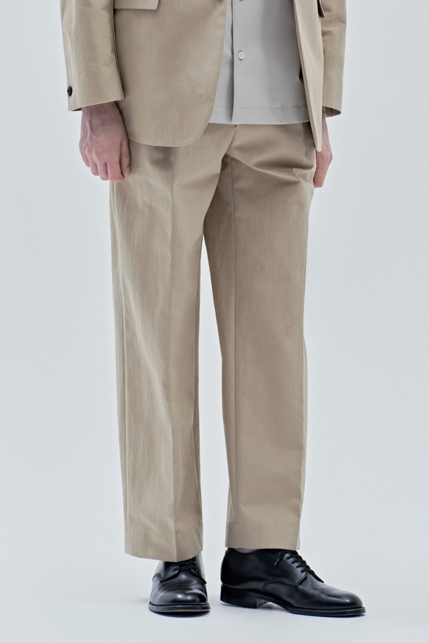 [BISENTINO] 베이지 코튼 혼방 투턱 와이드 치노 셋업 팬츠 (JNPA5A124I2)는 봄, 가을에 착용하기 좋은 남성용 긴바지입니다. 면과 나일론 혼방 소재로 제작되었으며, 베이직하고 클래식한 스타일을 연출합니다. 루즈핏 와이드 디자인에 투턱 디테일을 더해 편안하면서도 세련된 핏을 제공하는 셋업 팬츠입니다.
