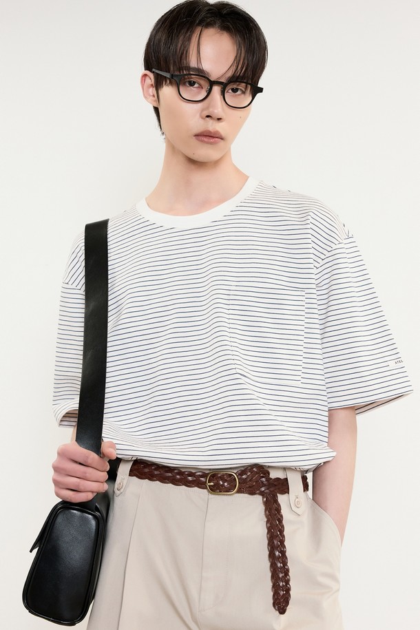 Stripe Pocket 티셔츠 (White) TNTS5E202WT는 부드러운 면 소재로 제작되어 편안한 착용감을 선사합니다. 베이직하고 미니멀한 스타일의 라운드넥 반소매 티셔츠로, 얇은 두께감으로 여름철 시원하게 입을 수 있습니다. 화이트 컬러에 스트라이프 패턴이 더해져 깔끔하면서도 세련된 느낌을 줍니다. 레귤러핏으로 제작되었으며, 포켓 디테일이 디자인의 포인트를 더합니다. 동네 마실룩, 여행룩 등 다양한 TPO에 맞춰 미니멀, 캐주얼, 클래식 스타일로 연출하기 좋습니다.
