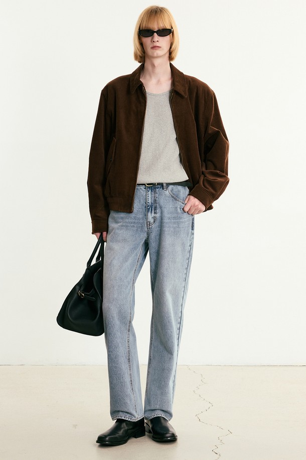 워싱 디테일이 돋보이는 여성용 스트레이트 핏 데님 팬츠입니다. 봄, 가을에 어울리는 워시드 블루 컬러로, 베이직하면서도 캐주얼한 스타일을 연출합니다. 뻣뻣한 촉감의 데님 소재로 제작되었으며, 무지 패턴에 긴 기장으로 어떤 상의와도 매치하기 좋습니다. 일상에서 편안하게 착용하기 좋은 아이템입니다. 미니멀한 스타일을 즐기는 분들께 추천합니다.
