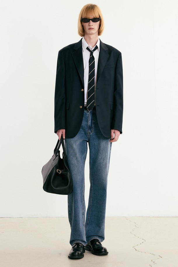 빈티지 블루 컬러의 Straight Fit 데님 팬츠(TNPA5F108B3)입니다. 사계절 내내 활용하기 좋은, 뻣뻣한 촉감의 중간 두께 데님 소재로 제작되었습니다. 베이직하고 캐주얼한 스타일로, 레귤러 핏의 긴 기장 스트레이트 핏 바지입니다. 데이트룩, 여행룩 등 다양한 TPO에 활용 가능하며 캐주얼, 미니멀 스타일을 즐기는 분들께 추천합니다. 자연스러운 빈티지 워싱 디테일이 돋보이는 데님 팬츠입니다.
