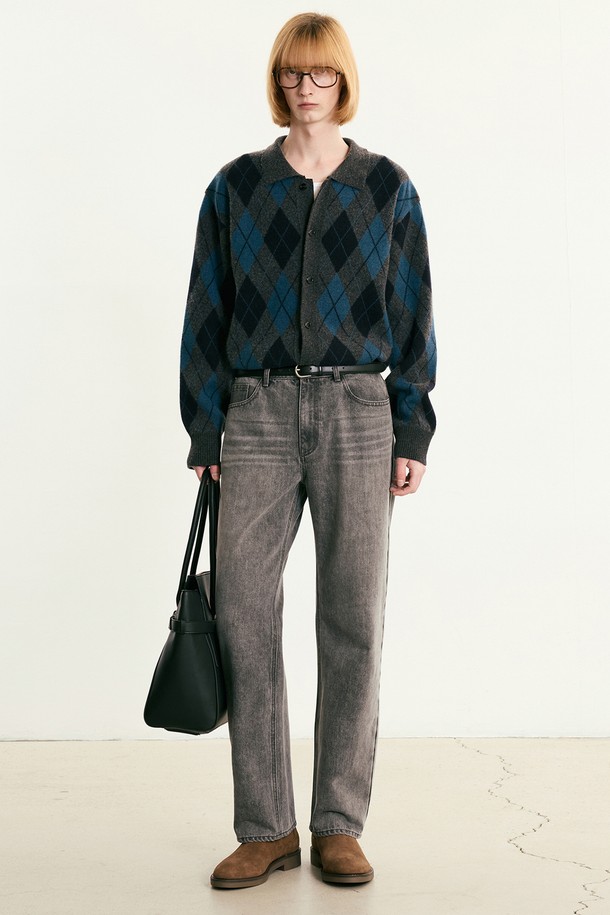 빈티지 그레이 컬러의 스트레이트 핏 데님 팬츠 TNPA5F108G2입니다. 남녀 공용으로 착용 가능하며, 봄, 가을, 겨울 모두 활용할 수 있는 두께감으로 제작되었습니다. 캐주얼, 미니멀, 클래식한 스타일을 연출하기 좋으며, 무지 디자인에 빈티지 워싱 디테일이 더해져 멋스러운 분위기를 자아냅니다. 편안한 스트레이트 핏으로 일상에서 편안하게 즐겨 입을 수 있습니다.
