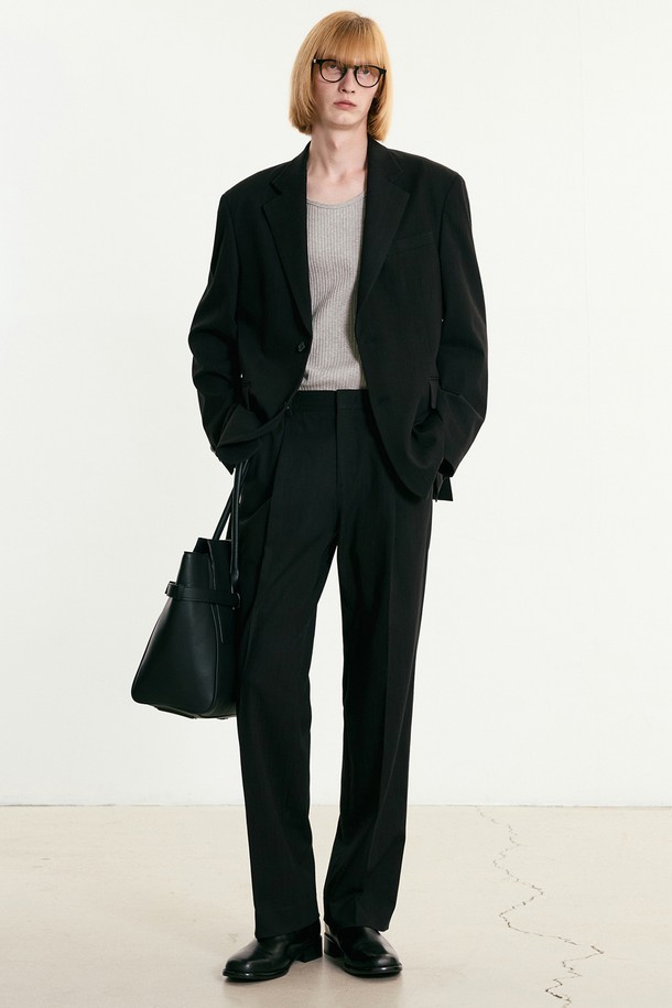 블랙과 인디고 컬러로 선보이는 데님 스타일 스트레이트 핏 팬츠입니다. 사계절 내내 활용 가능한 여성용 긴바지로, 베이직하고 캐주얼한 스타일을 연출합니다. 데님 소재로 제작되어 편안한 착용감을 선사하며, 무지 디자인으로 다양한 상의와 쉽게 매치할 수 있습니다. 출근룩, 캐주얼, 미니멀, 클래식 등 폭넓은 TPO와 스타일에 어울리는 아이템입니다. 스트레이트 핏으로 다리가 길어 보이는 효과를 줍니다.
