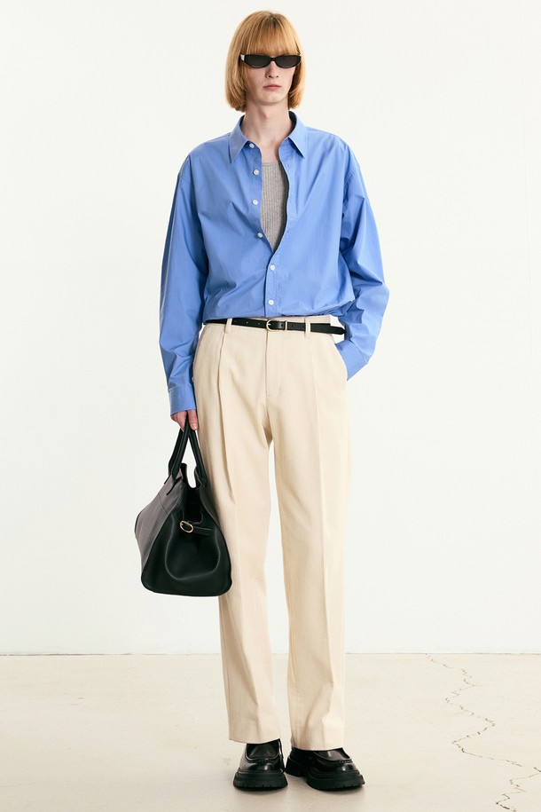 크림 컬러의 코듀로이 세미 와이드 팬츠 (TNPA5F107CR)입니다. 가을, 겨울 시즌에 어울리는 두꺼운 두께감의 코듀로이 소재로 제작되어 따뜻하고 포근한 착용감을 선사합니다. 캐주얼, 베이직 스타일을 기반으로 출근룩, 모임룩 등 다양한 TPO에 활용 가능하며, 루즈핏과 와이드 핏으로 편안하면서도 트렌디한 핏을 연출합니다. 무지 디자인으로 어떤 상의와도 쉽게 매치하여 미니멀, 캐주얼, 클래식 스타일을 완성할 수 있습니다. 밴딩이 없는 디자인으로 깔끔한 실루엣을 강조합니다.
