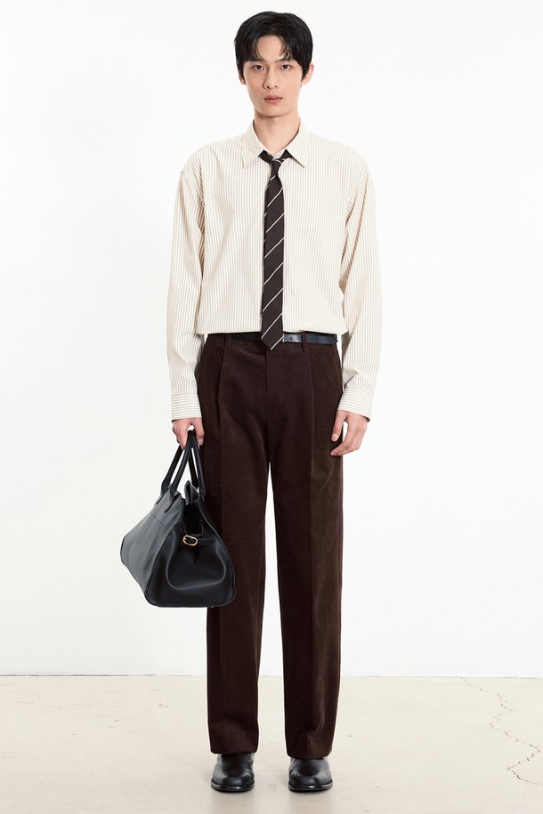 Corduroy Semi Wide Pants (Brown) TNPA5F107W2는 부드러운 코듀로이 소재로 제작되어 가을, 겨울 시즌에 따뜻하게 착용하기 좋은 남성용 바지입니다. 브라운 컬러의 무지 디자인으로 베이직하고 캐주얼한 스타일을 연출하며, 세미 와이드 핏으로 편안하면서도 트렌디한 실루엣을 선사합니다. 두께감 있는 코듀로이 소재 특유의 뻣뻣한 촉감이 특징이며, 일상에서 폭넓게 활용할 수 있습니다. 캐주얼, 클래식, 미니멀 스타일을 즐겨 입는 남성분들께 추천합니다.
