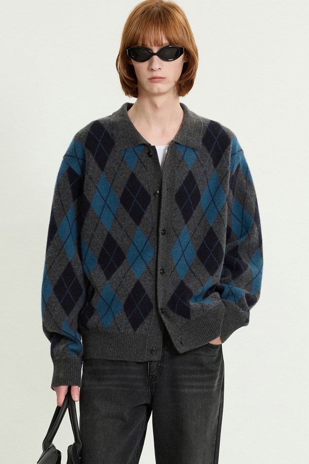 다크 그레이 컬러의 울 블렌드 아가일 폴로 카디건 TNSW5F104G2는 여성스러운 스타일을 완성하는 니트/스웨터입니다. 가을과 겨울에 어울리는 두꺼운 두께감과 부드러운 촉감의 울 및 울 혼방 소재로 제작되어 따뜻하고 편안한 착용감을 선사합니다. 레귤러핏과 V넥 디자인, 긴 소매 기장으로 클래식하면서도 베이직한 무드를 연출하며, 버튼 여밈 방식으로 편안하게 착용할 수 있습니다. 오피스룩, 모임룩, 데이트룩 등 다양한 TPO에 활용 가능하며, 클래식, 미니멀, 캐주얼 스타일을 즐기는 분들께 추천합니다. 아가일 패턴이 돋보이는 이 폴로 카디건은 당신의 겨울 스타일링에 세련됨을 더해줄 것입니다.
