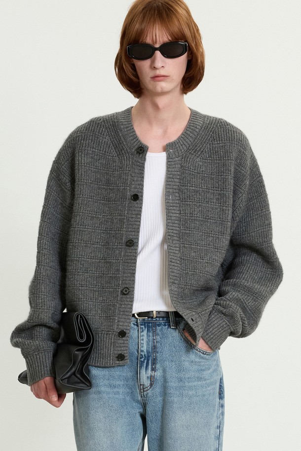 Chunky Wool Knit Cardigan (Grey) (청키 울 니트 가디건 (그레이), TNSW5F101G2)는 부드러운 촉감의 울 소재로 제작되어 가을과 겨울에 따뜻하게 착용할 수 있는 여성용 오버핏 크롭 기장의 가디건입니다. 라운드넥 디자인에 버튼 여밈 방식으로 편안하게 입고 벗을 수 있으며, 데이트룩과 모임룩, 캐주얼 및 미니멀 스타일 연출에 적합합니다. 청키한 니트 짜임으로 포근함을 더했으며, 긴 소매 기장으로 더욱 따뜻하고 스타일리시하게 연출 가능합니다. 베이직한 디자인과 그레이 컬러로 다양한 룩에 활용하기 좋은 아이템입니다.
