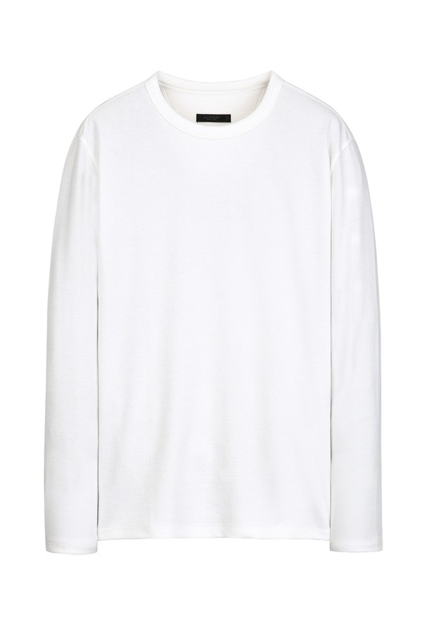 화이트 골지 베이직 라운드 티셔츠는 면 72%, 폴리에스터 26%, 폴리우레탄 2% 혼방 소재로 제작되어 부드러운 착용감을 선사합니다. 라운드넥 디자인과 베이직 핏, 긴 소매 기장으로 어떤 스타일에도 쉽게 매치할 수 있습니다. 골지 패턴이 은은한 포인트를 더하며, 봄, 여름 시즌 데이트룩, 카페룩 등 다양한 TPO에 활용하기 좋습니다. 캐주얼, 미니멀, 클래식 스타일을 즐겨 입는 분들께 추천하며, 중국에서 제조되었습니다.
