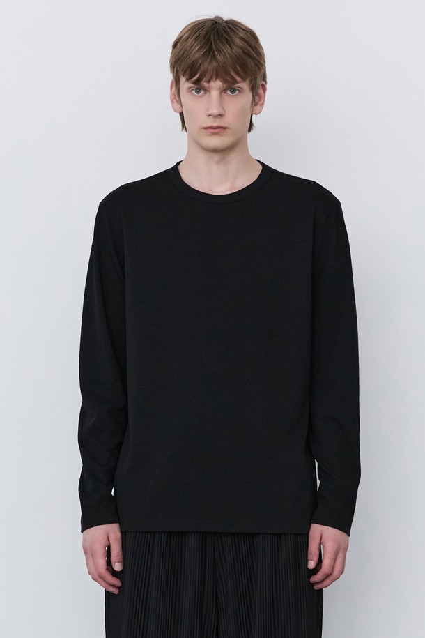 블랙 골지 베이직 라운드 티셔츠 (JNTS5C101BK)는 사계절 내내 활용하기 좋은 공용 티셔츠입니다. 면, 폴리에스터, 폴리우레탄 혼방 소재로 제작되어 부드러운 촉감과 편안한 착용감을 선사하며, 레귤러핏으로 깔끔하게 떨어지는 핏을 연출합니다. 라운드넥 디자인과 긴 소매 기장으로 베이직하면서도 세련된 스타일을 완성하며, 골지 패턴이 은은한 포인트를 더합니다. 캐주얼, 미니멀, 클래식 등 다양한 스타일에 매치하여 폭넓게 활용할 수 있으며, 단독 세탁을 권장합니다.
