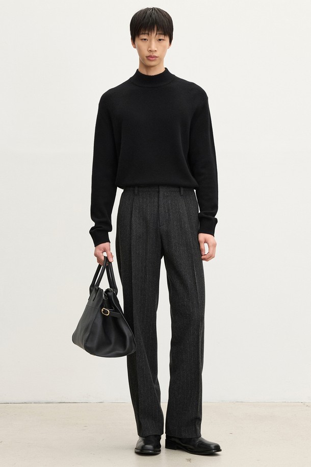 Pin-stripe Wool Straight fit Pants (Grey) TNPA5F201G2는 남성용 바지로, 가을과 겨울에 착용하기 적합합니다. 클래식하면서도 미니멀한 스타일을 연출하며, 출근룩, 오피스룩, 비즈니스 캐주얼에 잘 어울립니다. 핀스트라이프 패턴의 울 소재로 제작되어 두께감 있는 뻣뻣한 촉감을 선사하며, 스트레이트 핏으로 떨어지는 디자인입니다. 긴 기장의 그레이 컬러 바지로, 다양한 상의와 매치하여 세련된 스타일을 완성할 수 있습니다.
