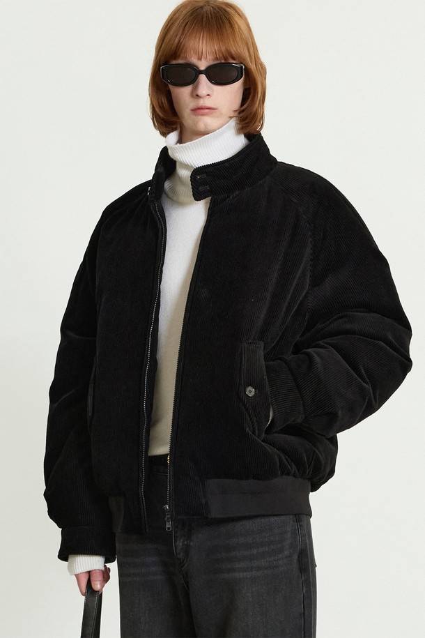 유러피안 거스 코듀로이 헤링턴 다운 점퍼(Black) TNJU5F205BK는 여성용 아우터 점퍼입니다. 캐주얼, 베이직 스타일의 무지 디자인으로, 가을과 겨울에 따뜻하게 착용할 수 있습니다. 부드러운 코듀로이 소재에 오버핏으로 제작되었으며, 두꺼운 두께감과 패딩 안감으로 보온성을 높였습니다. 긴 소매에 집업 여밈 방식, 헤링턴 스타일의 구스다운 점퍼로, 출근룩이나 일상복으로 활용하기 좋습니다.
